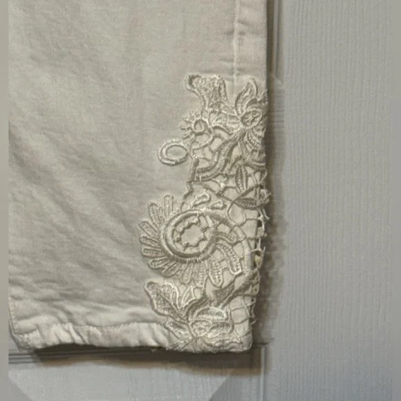 Maurices Women’s Size 16 Winter White Embroidered Hem Cropped Jeans Stretch - Picture 4 of 4